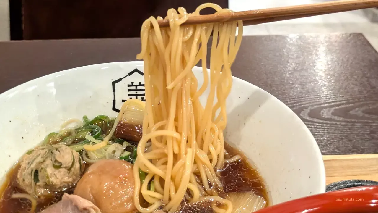 麺は丸菱製麺の太麺