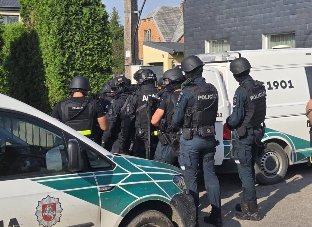 ライブ: 警官13人を含む27人が風船密輸で逮捕
