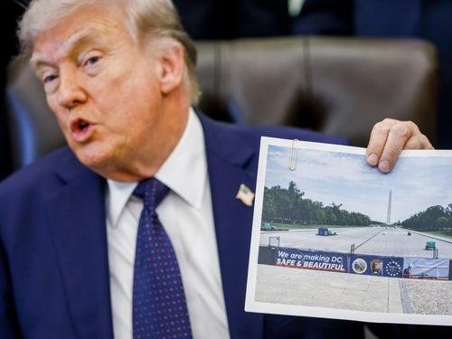 トランプ、“排泄物まみれの池”にオバマやバイデンを浮かべるAI画像を投稿。「下水が大好き」と揶揄