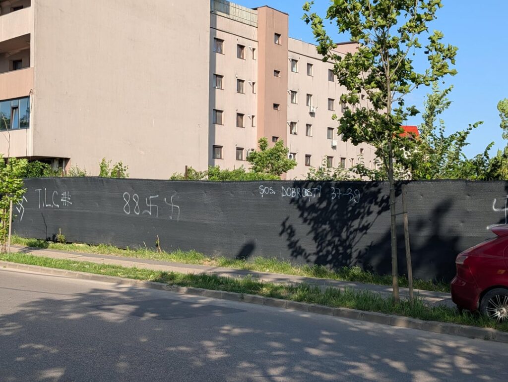 冗談ですか、それともナチスが再び現れ始めているのでしょうか？