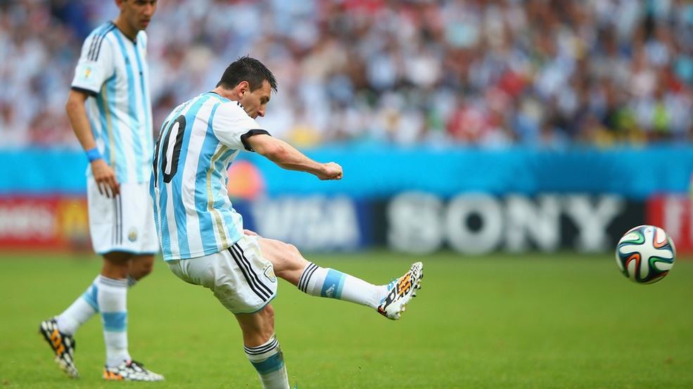 Messi and Mascherano, group winners with Argentina (2-3) Messi and Mascherano, group winners with Argentina (2-3)