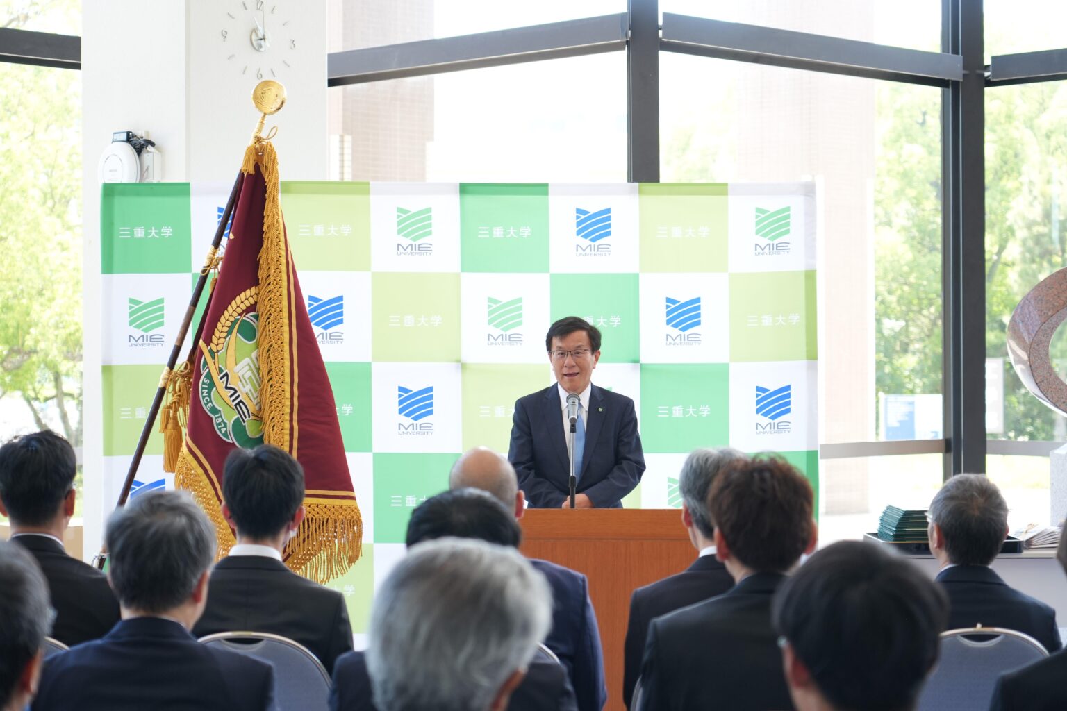三重大学 三重大学賞、三重大学学長賞、三重大学研究推進貢献賞 合同授賞式を開催しました – 学長・理事のブログ ★20260529_三重大学賞授賞式 (1).JPG