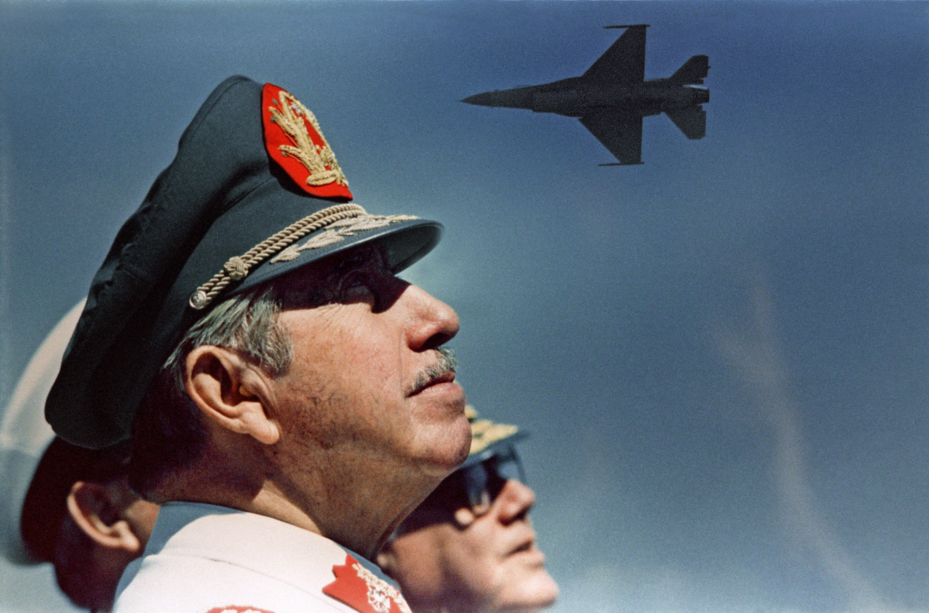 1988年3月、エル・ボスケ空軍司令部付近でF-16戦闘機を視察するチリの独裁者アウグスト・ピノチェト