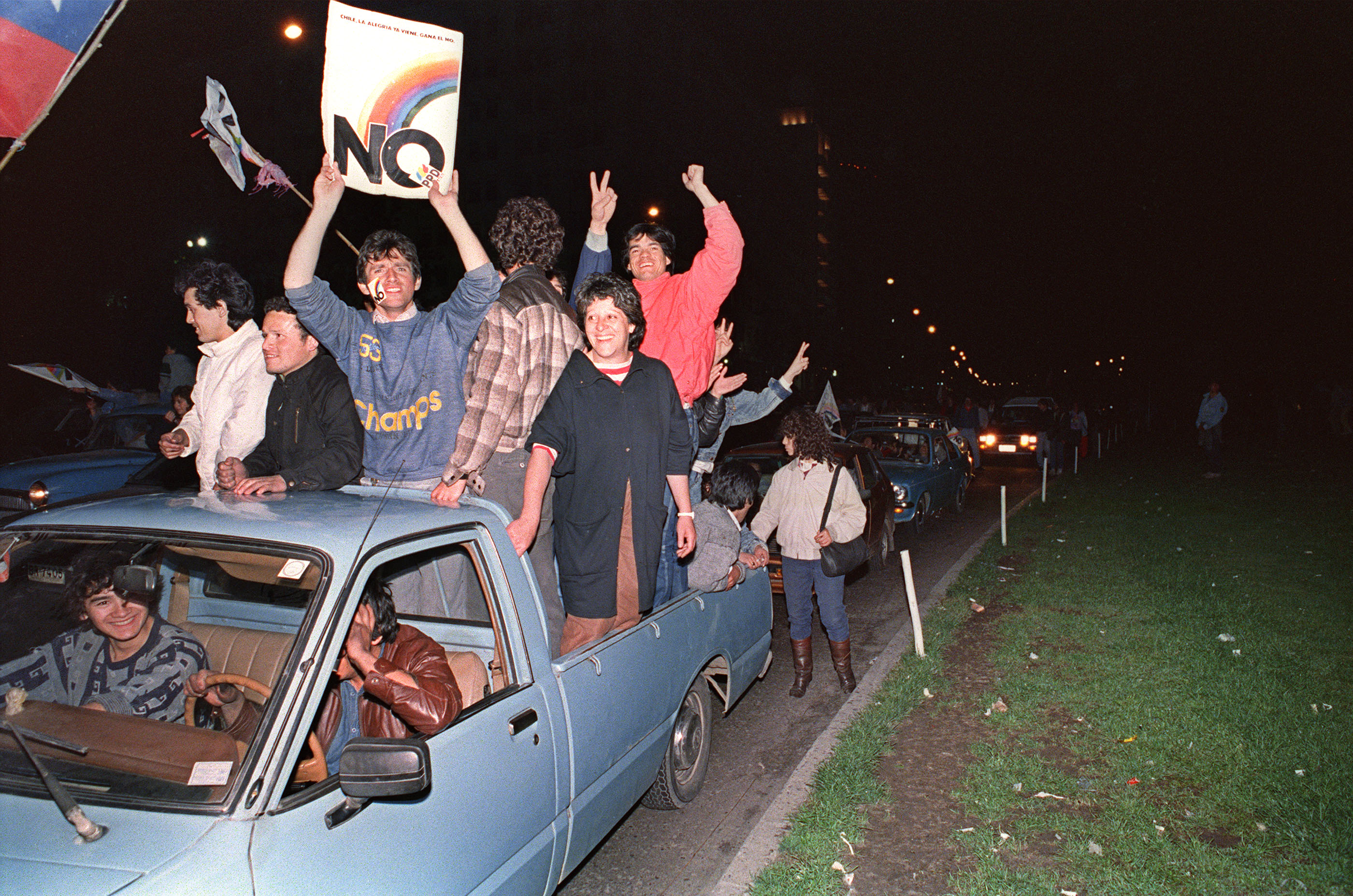 1988年10月6日、サンティアゴでアウグスト・ピノチェト政権に対する国民投票の勝利を祝うチリ国民