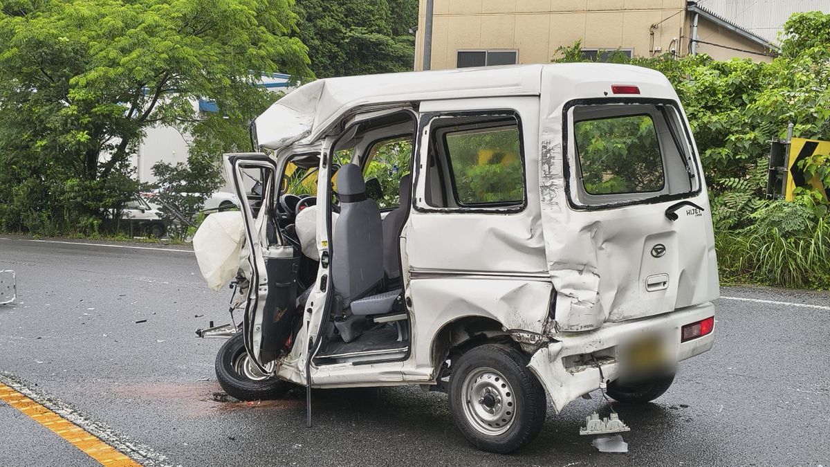 国道11号“桜三里”で車3台が絡む事故、軽貨物の20代男性が意識不明…スリップし対向車線にはみ出したか 愛媛・東温市