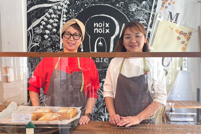 （右から）店主の与那嶺梨沙さんと店員の嘉数絵里さん