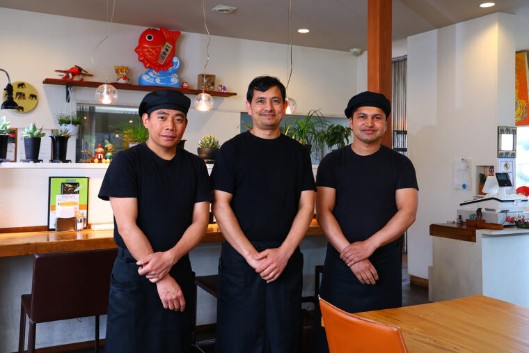 ナンやカレーの調理から接客まで3人のスタッフさんが担当しています