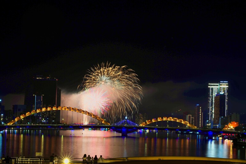 6月13日夜、世界的に有名な伝統花火芸術を代表する玉屋北原花火(日本)と、DIFFで2年連続優勝を果たした「生ける伝説」マルタレッロ・グループS.L.R(イタリア)が対決した。写真:ディエム・フック