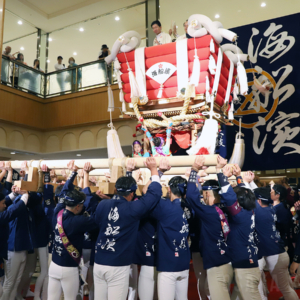 「海船濱ふとん太鼓」の担ぎ上げ