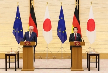 演台に立ち、共同記者会見を行う、岸田総理大臣とシュタインマイヤー大統領の様子