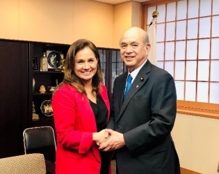 デ・ラ・フエンテ外務次官と握手する柘植副大臣