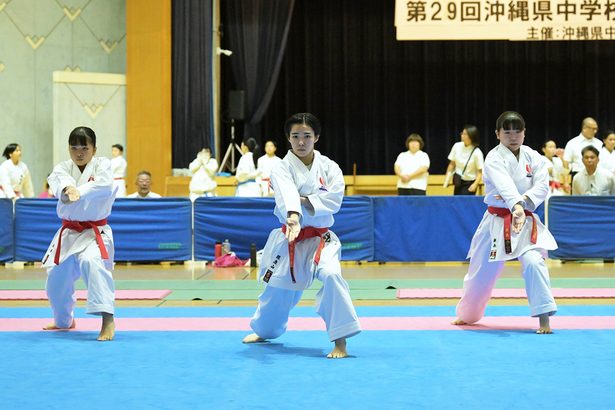 幼い時から切磋琢磨　空手・団体形　喜友名大里龍鳳館が男女V 　沖縄県中学総体