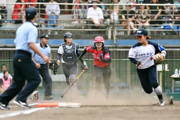 ソフトボールのトップ選手熱戦 JDリーグ、沖縄県内初開催