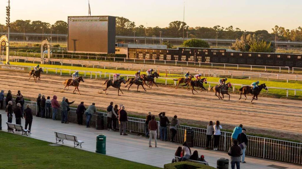 アルゼンチン: El Hipódromo de Palermo sancionó a una jocketa tras comprobar su participación en apuestas ilegales