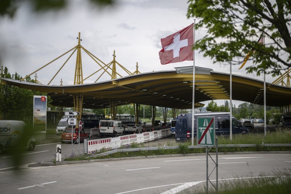 グラフで読み解く　EUとの「人の移動の自由」とスイス経済の相関関係 - SWI swissinfo.ch
