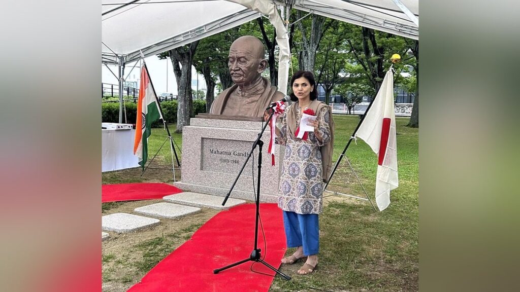 松江市 宍道湖 末次公園 ガンジー 胸像「友好の証し」台座含め高さ2m超…IT人材交流など評価されインドから寄贈 : 読売新聞 松江市 宍道湖 末次公園 ガンジー 胸像「友好の証し」台座含め高さ2m超…IT人材交流など評価されインドから寄贈 : 読売新聞