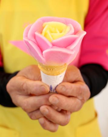 秋田の夏はババヘラ、ユニーク風物詩アイス 70代でも新人、中高年女性が売り子 – 青森県 – Web東奥 秋田の夏はババヘラ、ユニーク風物詩アイス 70代でも新人、中高年女性が売り子 - 青森県 - Web東奥