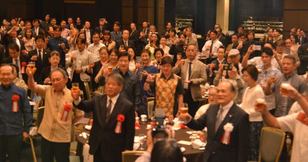 東京沖縄県人会 盛大に70周年祝う 1000会員達成を報告、さらなる発展呼び掛け 東京沖縄県人会 盛大に70周年祝う 1000会員達成を報告、さらなる発展呼び掛け