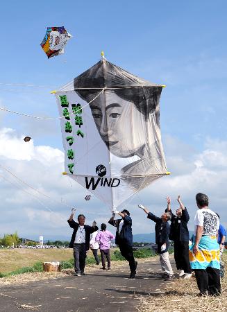 畳8枚の大だこ引っ張れ、新潟 刈谷田川で伝統行事 | 全国のニュース | 福井新聞ONLINE 畳8枚の大だこ引っ張れ、新潟 刈谷田川で伝統行事 | 全国のニュース | 福井新聞ONLINE