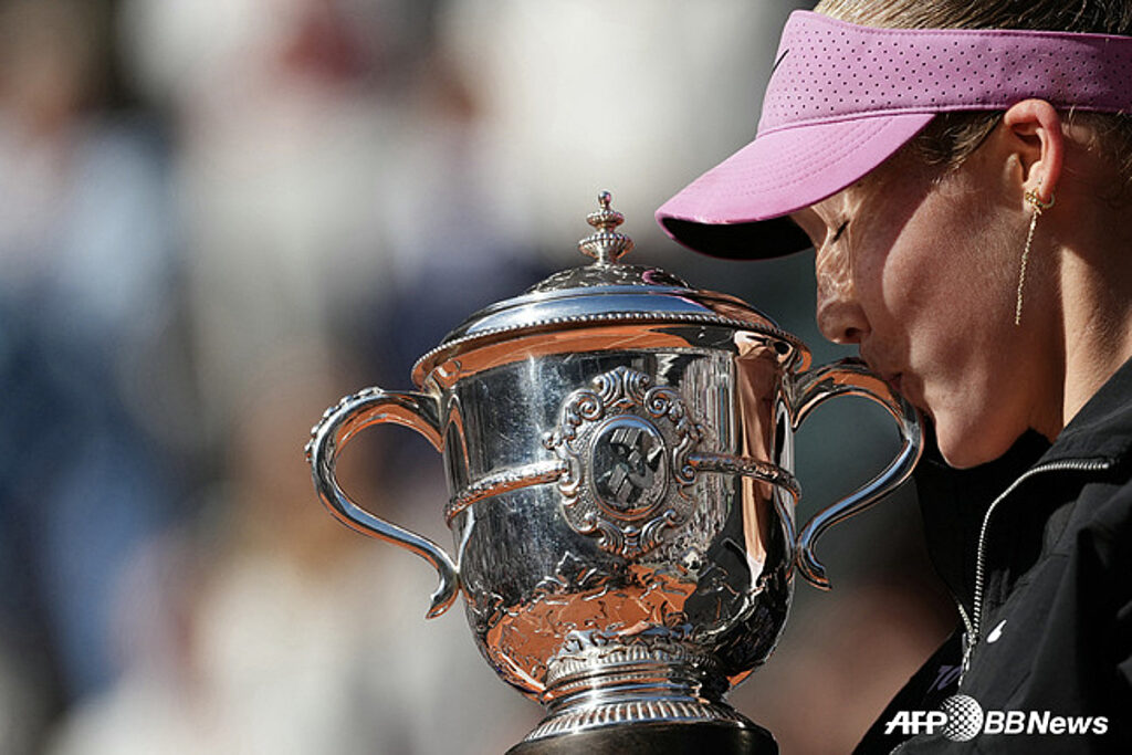 'シャラポワ以来初' 19歳のロシア女帝誕生··· 女子テニスの新時代が開かれた、アンドレエワがフランスオープンで優勝 | STARNEWS