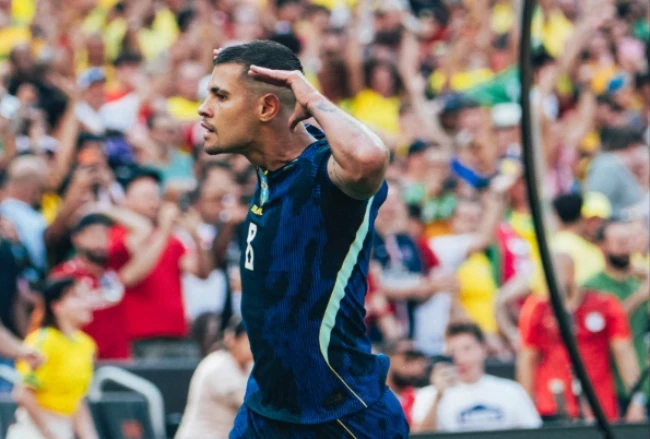 Bruno Guimaraes mở tỷ số cho Brazil.