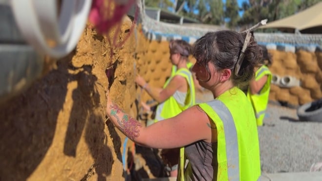 アースシップ - オーストラリアにある効果的な環境に優しい耐火住宅 - 写真4。 Earthship - Nhà sinh thái chống cháy rừng hiệu quả ở Australia- Ảnh 4.