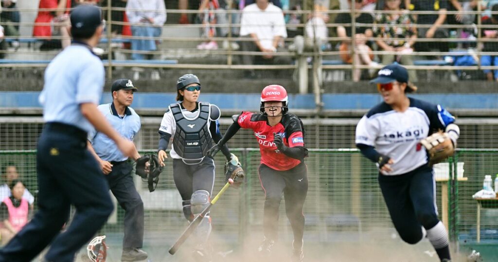 ソフトボールのトップ選手熱戦 JDリーグ、沖縄県内初開催 ソフトボールのトップ選手熱戦 JDリーグ、沖縄県内初開催