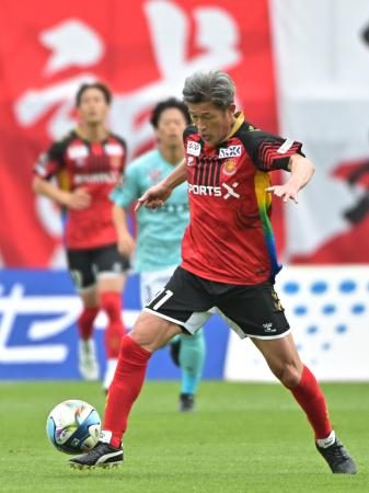 カズ、J公式戦の最年長更新 59歳3カ月12日で先発出場 カズ、J公式戦の最年長更新 59歳3カ月12日で先発出場