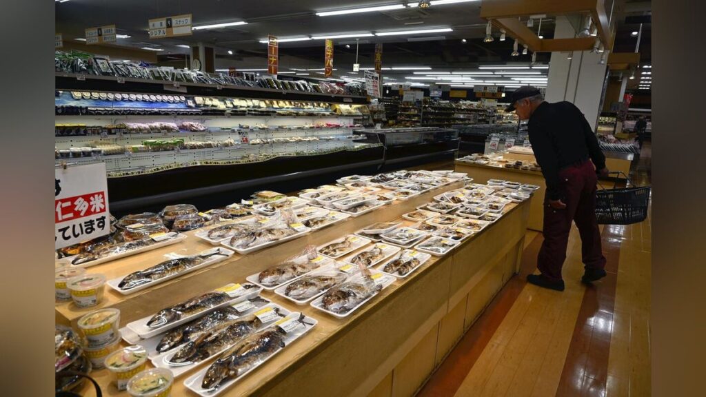 島根県 奥出雲町 横田蔵市 あえて自社名をオープンにして事業承継者を募っている奥出雲のショッピングセンター…経営者「老骨に鞭を打って守ってきた」 : 読売新聞 島根県 奥出雲町 横田蔵市 あえて自社名をオープンにして事業承継者を募っている奥出雲のショッピングセンター…経営者「老骨に鞭を打って守ってきた」 : 読売新聞