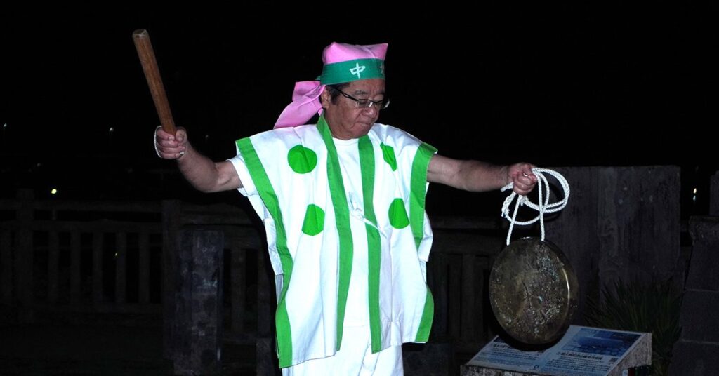 ハーレー鉦、夜明け前の糸満に響く 季節到来告げる打ち鳴らし 沖縄 ハーレー鉦、夜明け前の糸満に響く 季節到来告げる打ち鳴らし 沖縄