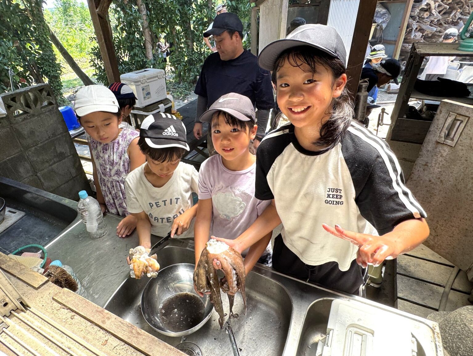 夏休みに西尾市・佐久島で自然と触れ合い、子どもたちの自主性を育む親子向け体験プログラムが本日より応募開始!【夏休み企画】佐久島で自然体験!親子「根っこ塾」 2026 夏 | 愛知県のプレスリリース 夏休みに西尾市・佐久島で自然と触れ合い、子どもたちの自主性を育む親子向け体験プログラムが本日より応募開始!【夏休み企画】佐久島で自然体験!親子「根っこ塾」 2026 夏 | 愛知県のプレスリリース