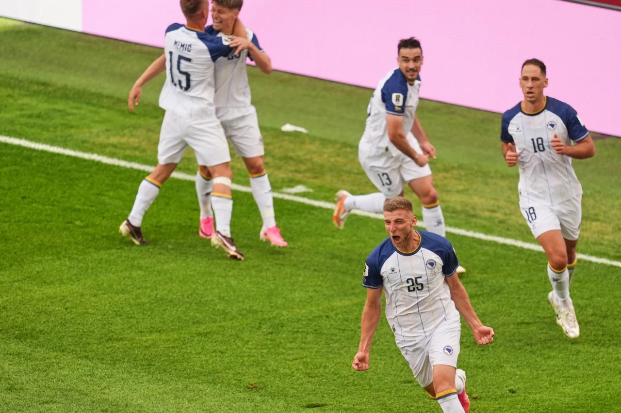 Canada 1-1 Bosnia & Herzegovina: Cyle Larin đi vào lịch sử, Canada giành điểm số đầu tiên tại World Cup sau 40 năm chờ đợi