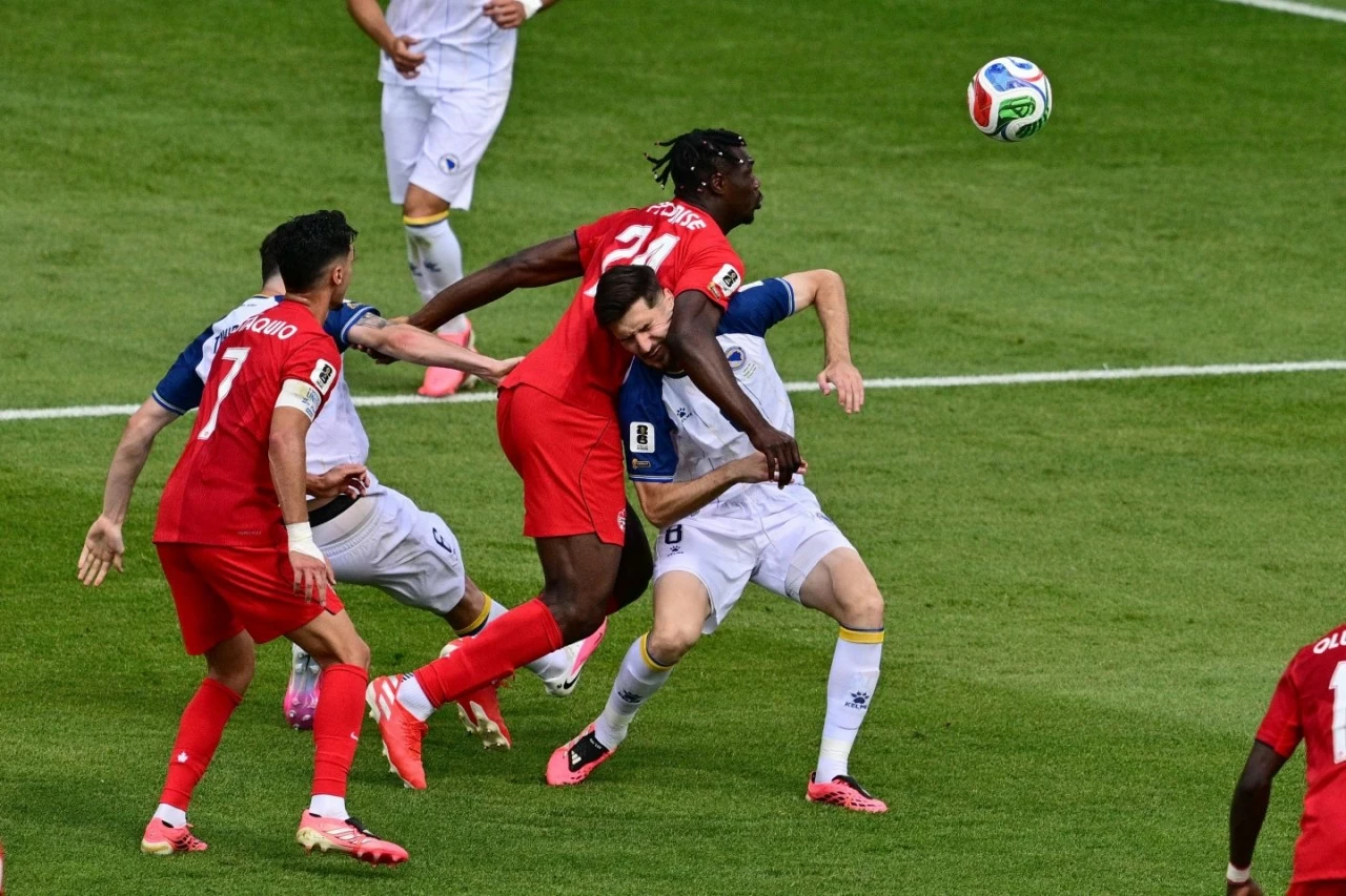 Canada 1-1 Bosnia & Herzegovina: Cyle Larin đi vào lịch sử, Canada giành điểm số đầu tiên tại World Cup sau 40 năm chờ đợi