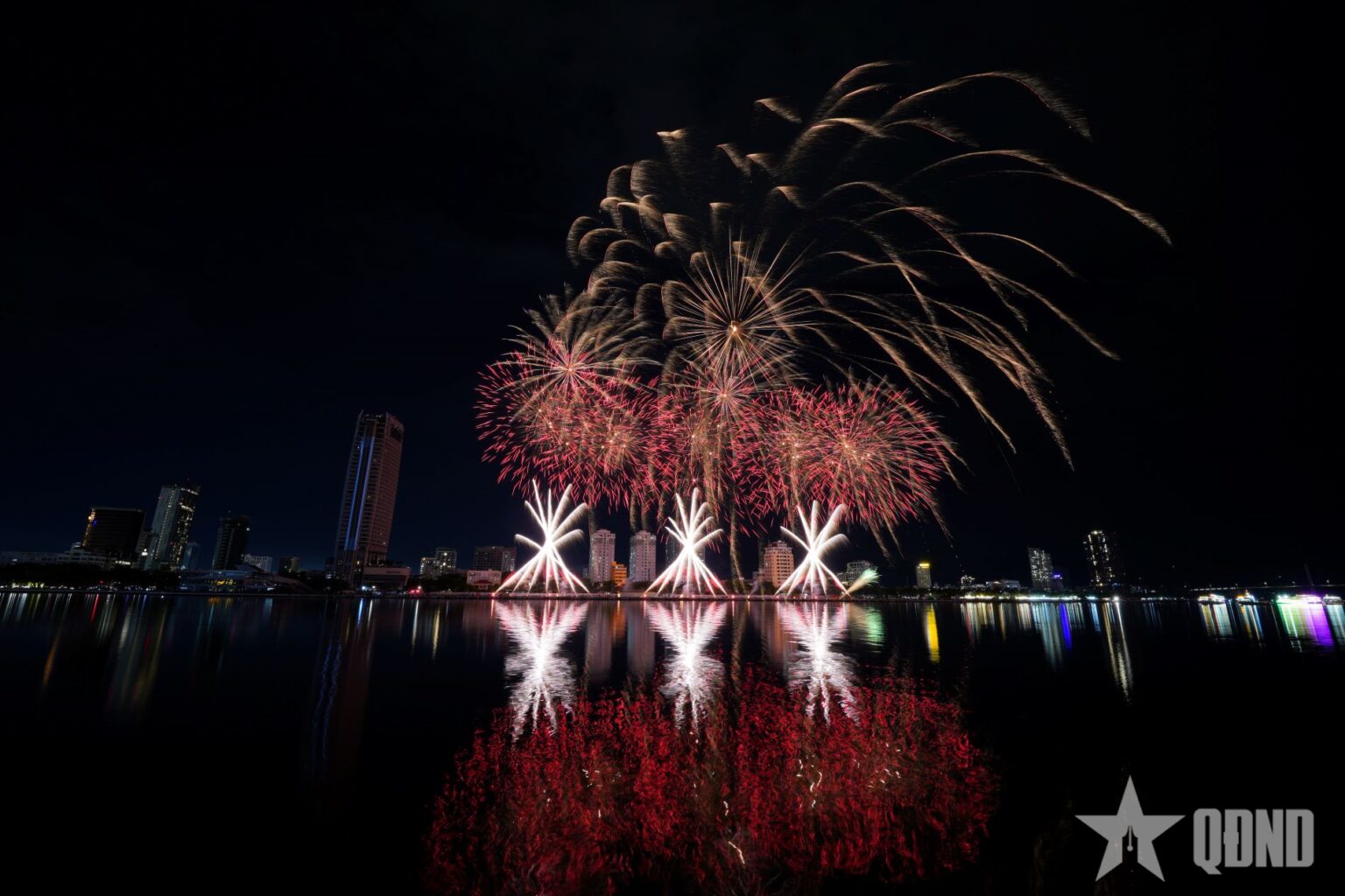 DIFF 2026の3日目:花火大国である日本とイタリアの対決。 【写真】ニャンダン新聞社は、ベトナム革命報道デー101周年を記念し、ニャンダンジャーナリズム賞2025を発表します。