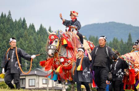 初夏の田園、鈴響かせ行進 岩手、チャグチャグ馬コ | 全国のニュース | 福井新聞ONLINE 初夏の田園、鈴響かせ行進 岩手、チャグチャグ馬コ | 全国のニュース | 福井新聞ONLINE