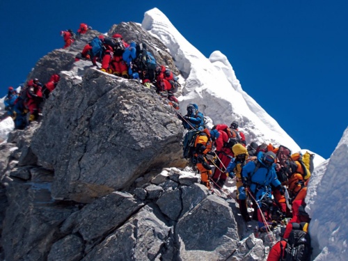 登山者が渋滞する、2012年5月19日のヒラリー・ステップ。山頂直下にある高さ12メートルのこの岩壁で、登頂の順番を2時間待つこともあるという。それでもこの日234人が登頂。4人の登山者が死亡した。（PHOTOGRAPH BY SUBIN THAKURI, UTMOST ADVENTURE TREKKING）