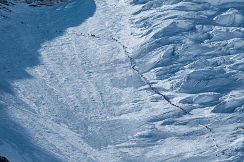 ローツェ・フェースをゆっくり登り、第4キャンプを目指す登山者たち。この20年間は規制がゆるく、商業登山がさかんになったため、プロの登山家だけでなく初心者もエベレストに登れるようになった。(PHOTOGRAPH BY ANDY BARDON)