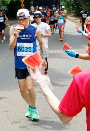 「給スイカ」でマラソン大会完走 千葉・富里、水分補給に特産品 | 全国のニュース | 福井新聞ONLINE 「給スイカ」でマラソン大会完走 千葉・富里、水分補給に特産品 | 全国のニュース | 福井新聞ONLINE