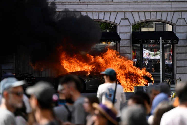 世界のニュース 6月15日:キエフで複数の爆発が発生。ジュネーブでは抗議者がテスラ車を燃やす - 写真2。 Kiev - Ảnh 2.
