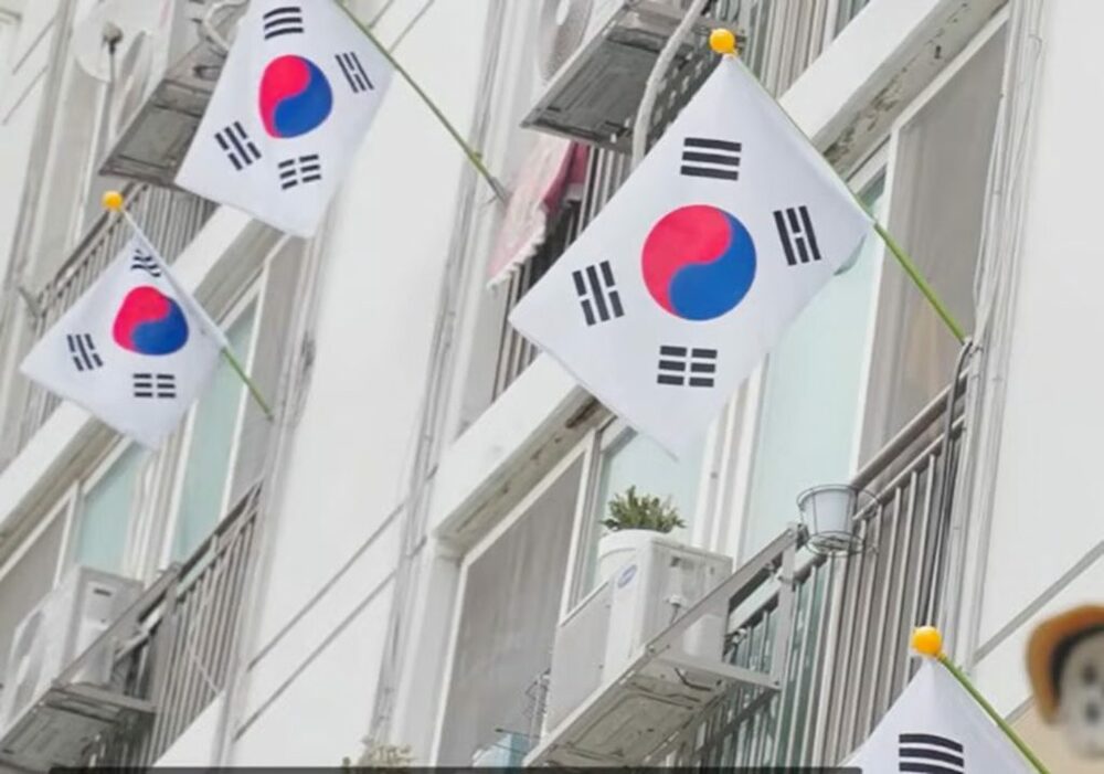 350世帯のマンションが太極旗で一色に…韓国・参戦勇士を感涙させた、ある男の執念の無料設置運動 写真枚 国際ニュース:AFPBB News 350世帯のマンションが太極旗で一色に…韓国・参戦勇士を感涙させた、ある男の執念の無料設置運動 写真枚 国際ニュース:AFPBB News