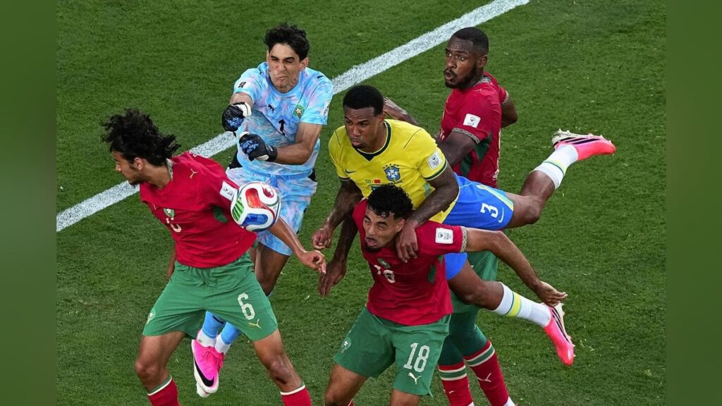 サッカー ワールドカップ モロッコが先制もブラジルがビニシウスの同点ゴールで引き分け…グループリーグC組 : 読売新聞