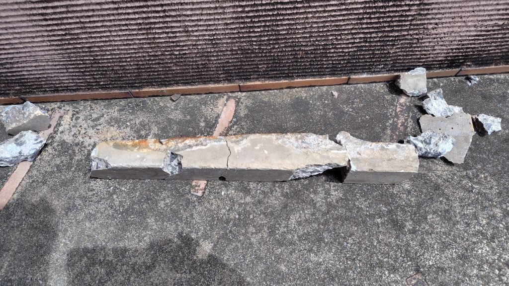 重さ5キロのコンクリ片落下 沖縄県糸満市役所 けが人なし 重さ5キロのコンクリ片落下 沖縄県糸満市役所 けが人なし