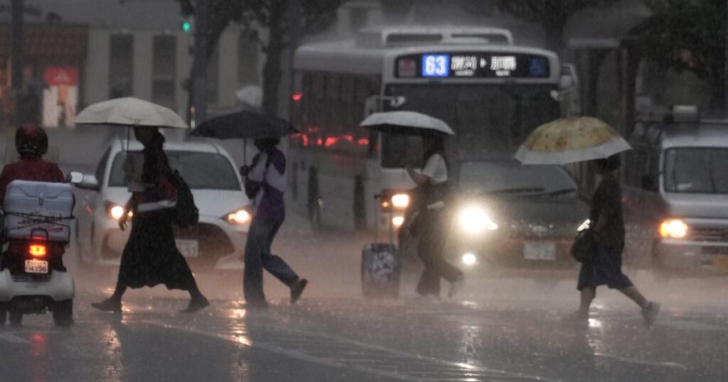 住民「大雨に敏感になっている」沖縄本島各地で土砂崩れや道路冠水 15日の警報 住民「大雨に敏感になっている」沖縄本島各地で土砂崩れや道路冠水 15日の警報