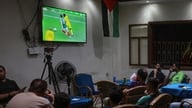 ガザでのワールドカップ:明日のことが不確かな状況でも、サッカー観戦は続いている。