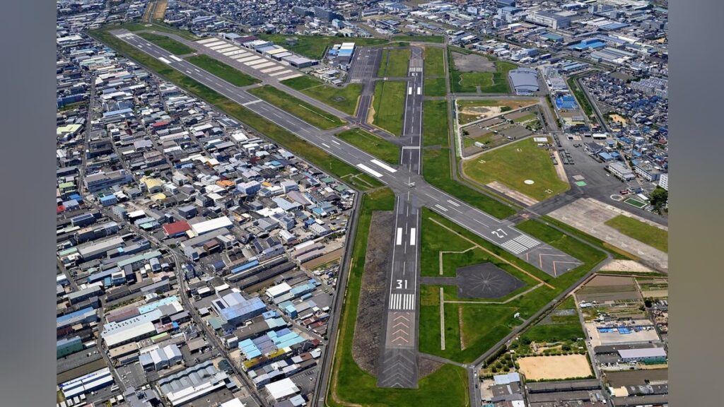 八尾空港 大阪府 八尾市 旅客ターミナルも展望デッキもない「X形」空港…あまたの小型機が風に向かって離着陸 : 読売新聞 八尾空港 大阪府 八尾市 旅客ターミナルも展望デッキもない「X形」空港…あまたの小型機が風に向かって離着陸 : 読売新聞