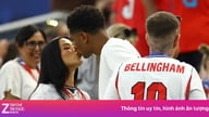 ベリンガムはガールフレンドにキスをする