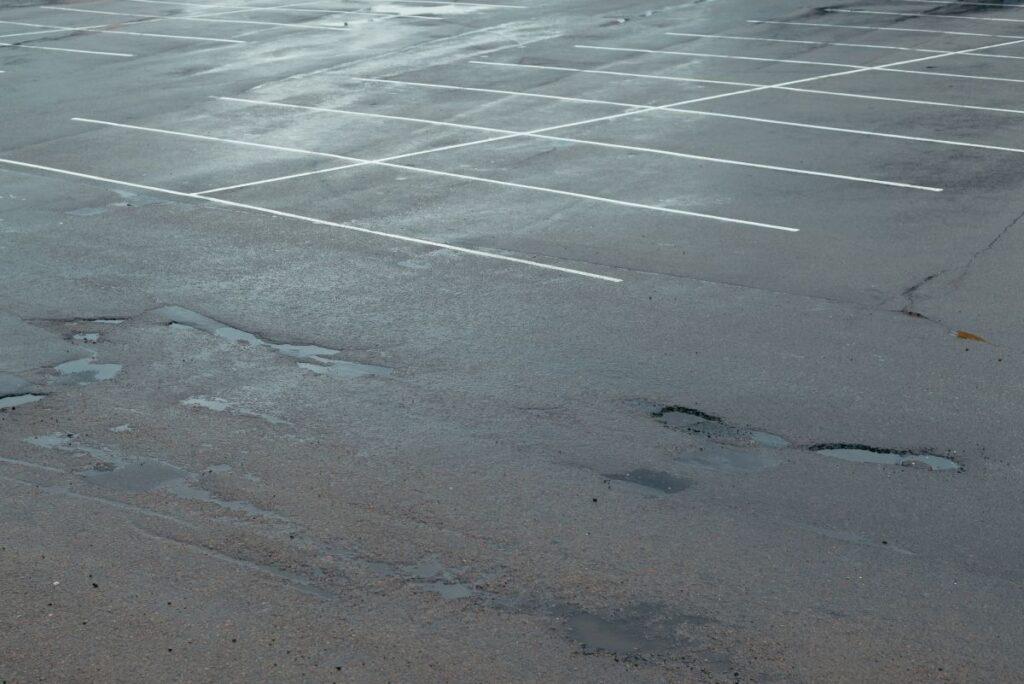 三重県で撮影された「プールのような駐車場」に二度見 豪雨の影響に「大丈夫なのかな」 | LIMO | くらしとお金の経済メディア 三重県で撮影された「プールのような駐車場」に二度見 豪雨の影響に「大丈夫なのかな」 | LIMO | くらしとお金の経済メディア