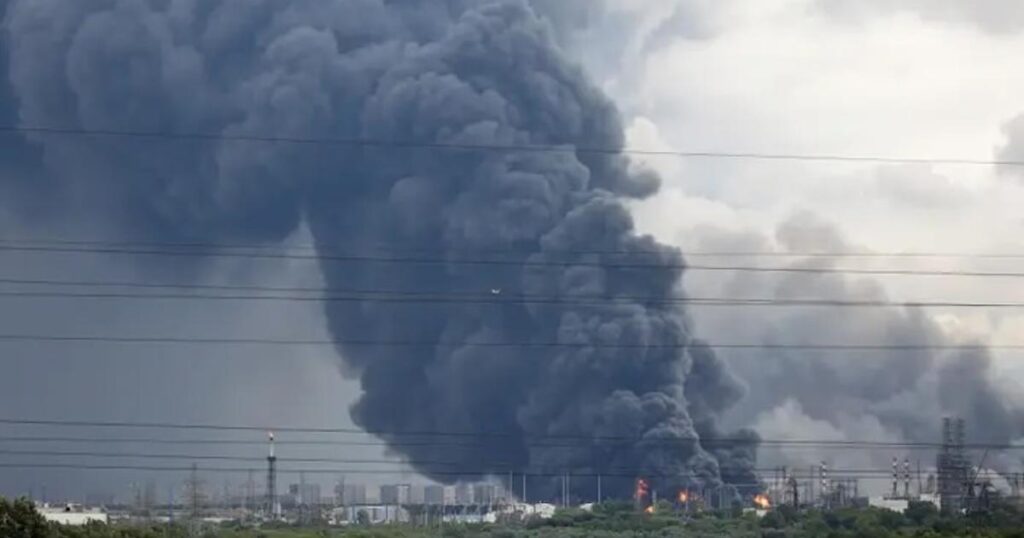 ウクライナ戦争、「新たな局面」に突入か…ウ軍ドローンが3層もの防空網を突破し、モスクワ製油所を攻撃 | Business Insider Japan ウクライナ戦争、「新たな局面」に突入か…ウ軍ドローンが3層もの防空網を突破し、モスクワ製油所を攻撃 | Business Insider Japan