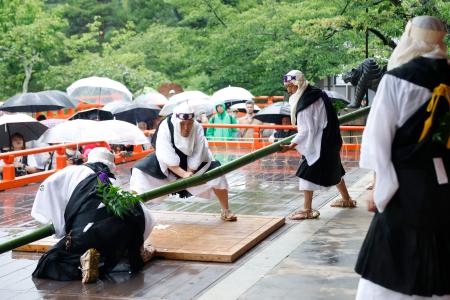 京都で豊作占う「竹伐り会式」 刀で豪快、青竹の大蛇を退治 | 全国のニュース | 福井新聞ONLINE 京都で豊作占う「竹伐り会式」 刀で豪快、青竹の大蛇を退治 | 全国のニュース | 福井新聞ONLINE