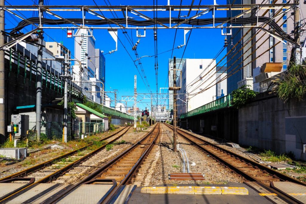 埼玉県・武蔵浦和駅の線路脇で「ピンチのアンパンマン」を発見　謎が深まる場所に「なんでそんなところに…」 | LIMO | くらしとお金の経済メディア